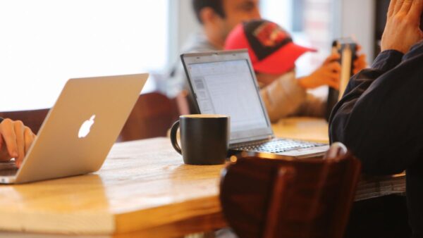 gaji data scientist indonesia - ilustrasi kerja dengan laptop dan data
